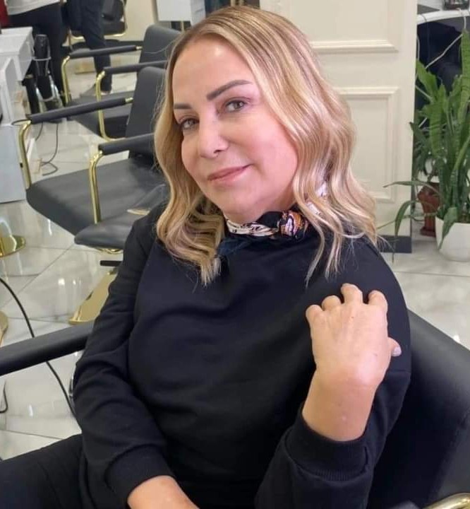 Depremden bu yana kayıp olan kız kardeşinin mezarını, kimsesizler mezarlığında buldu
