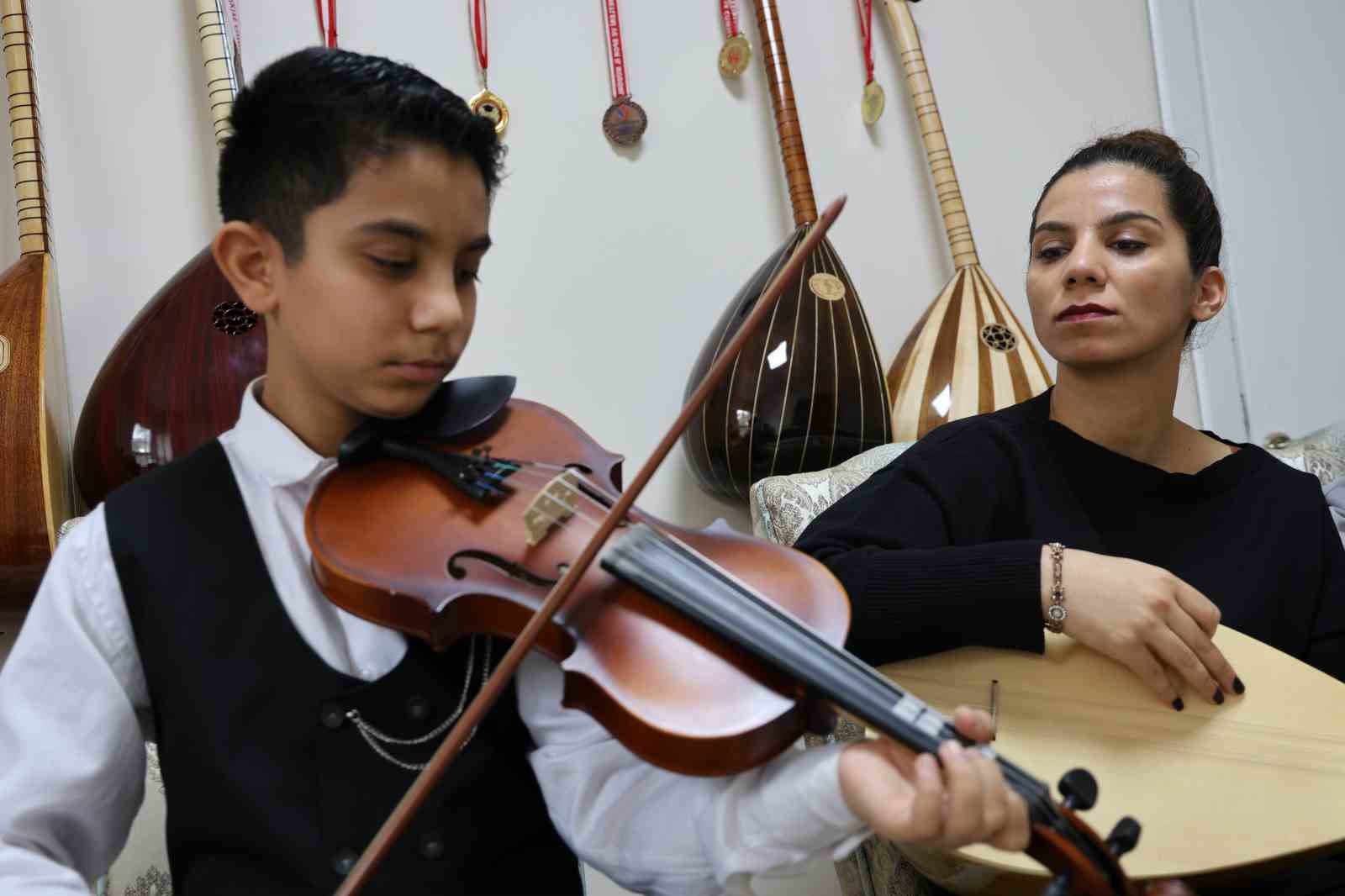 Depremden sonra müziğe sarılan anne çocuklarıyla üç enstrüman çalıyor

