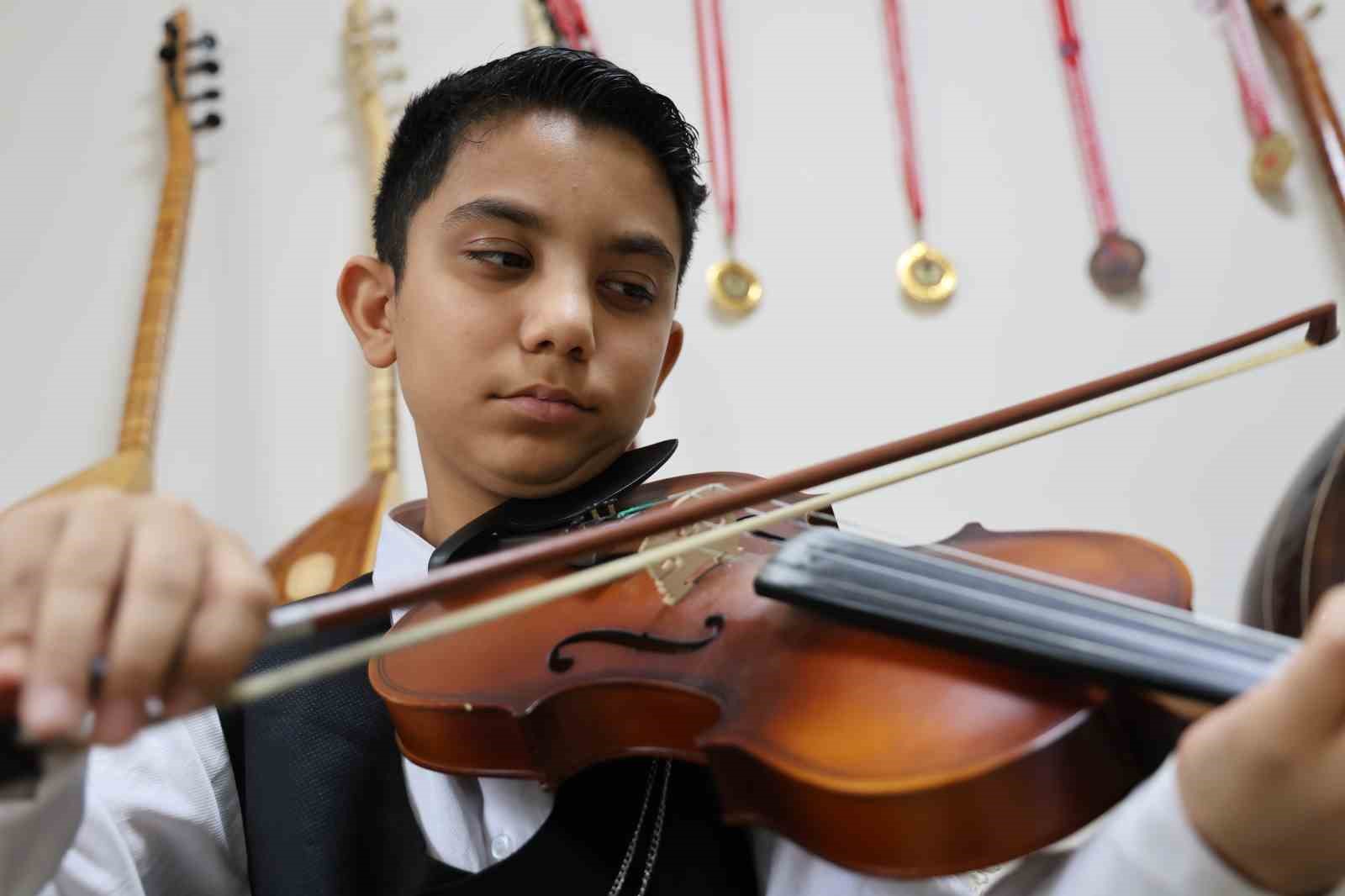 Depremden sonra müziğe sarılan anne çocuklarıyla üç enstrüman çalıyor
