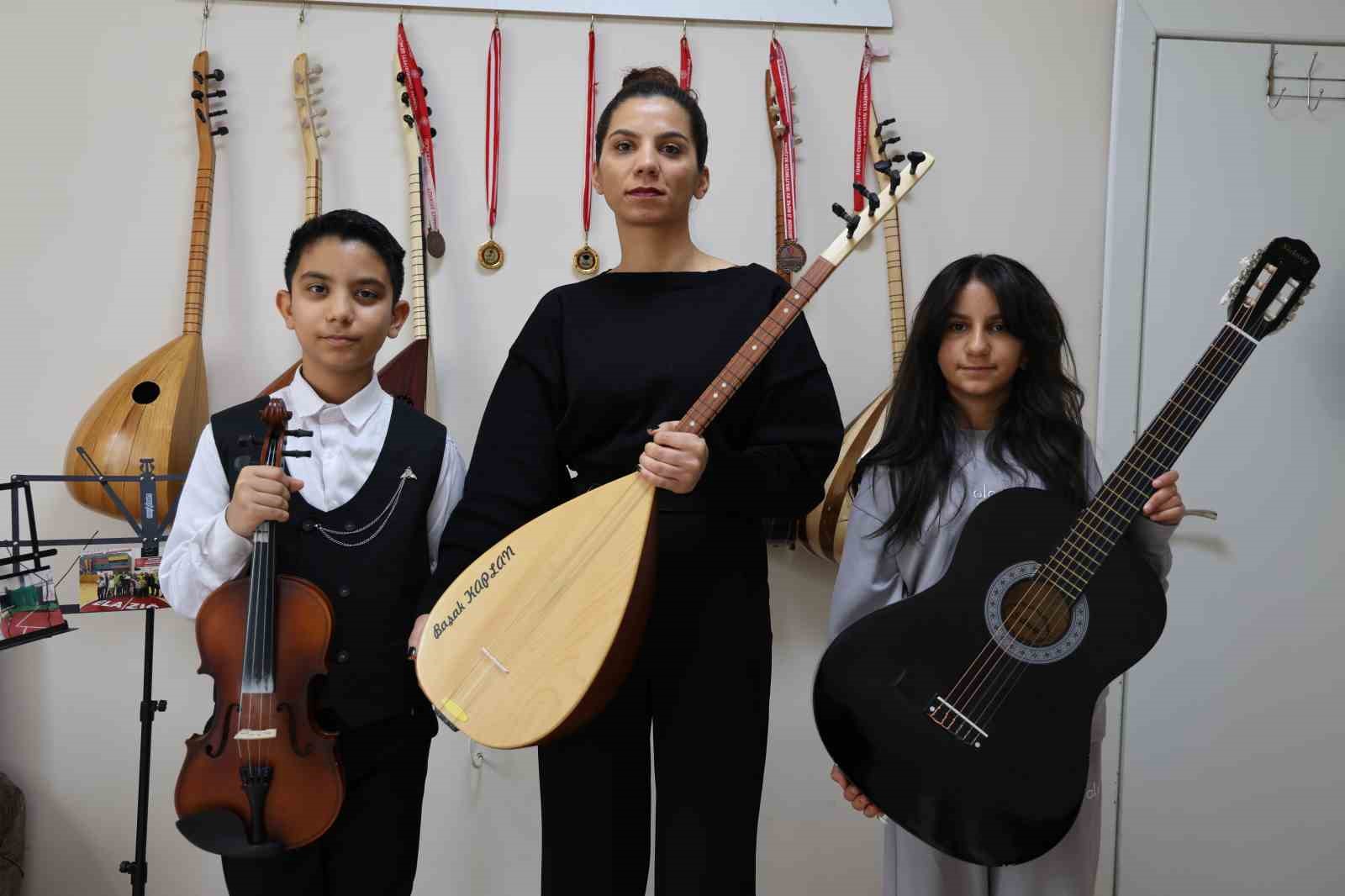 Depremden sonra müziğe sarılan anne çocuklarıyla üç enstrüman çalıyor
