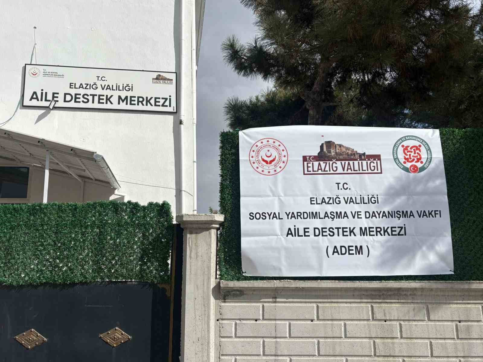 Depremden sonra müziğe sarılan anne çocuklarıyla üç enstrüman çalıyor
