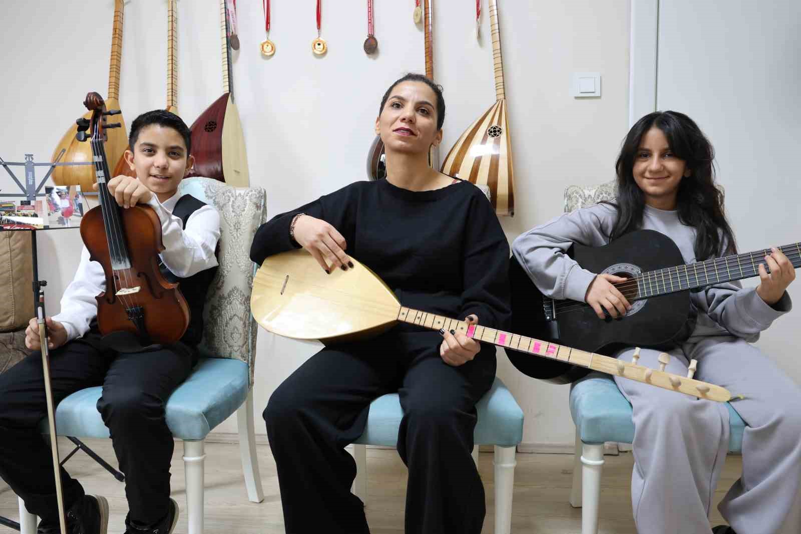 Depremden sonra müziğe sarılan anne çocuklarıyla üç enstrüman çalıyor
