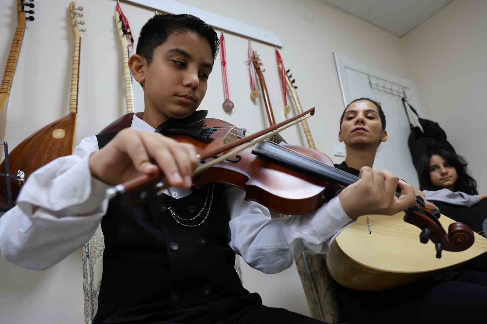 Depremden sonra müziğe sarılan anne çocuklarıyla üç enstrüman çalıyor
