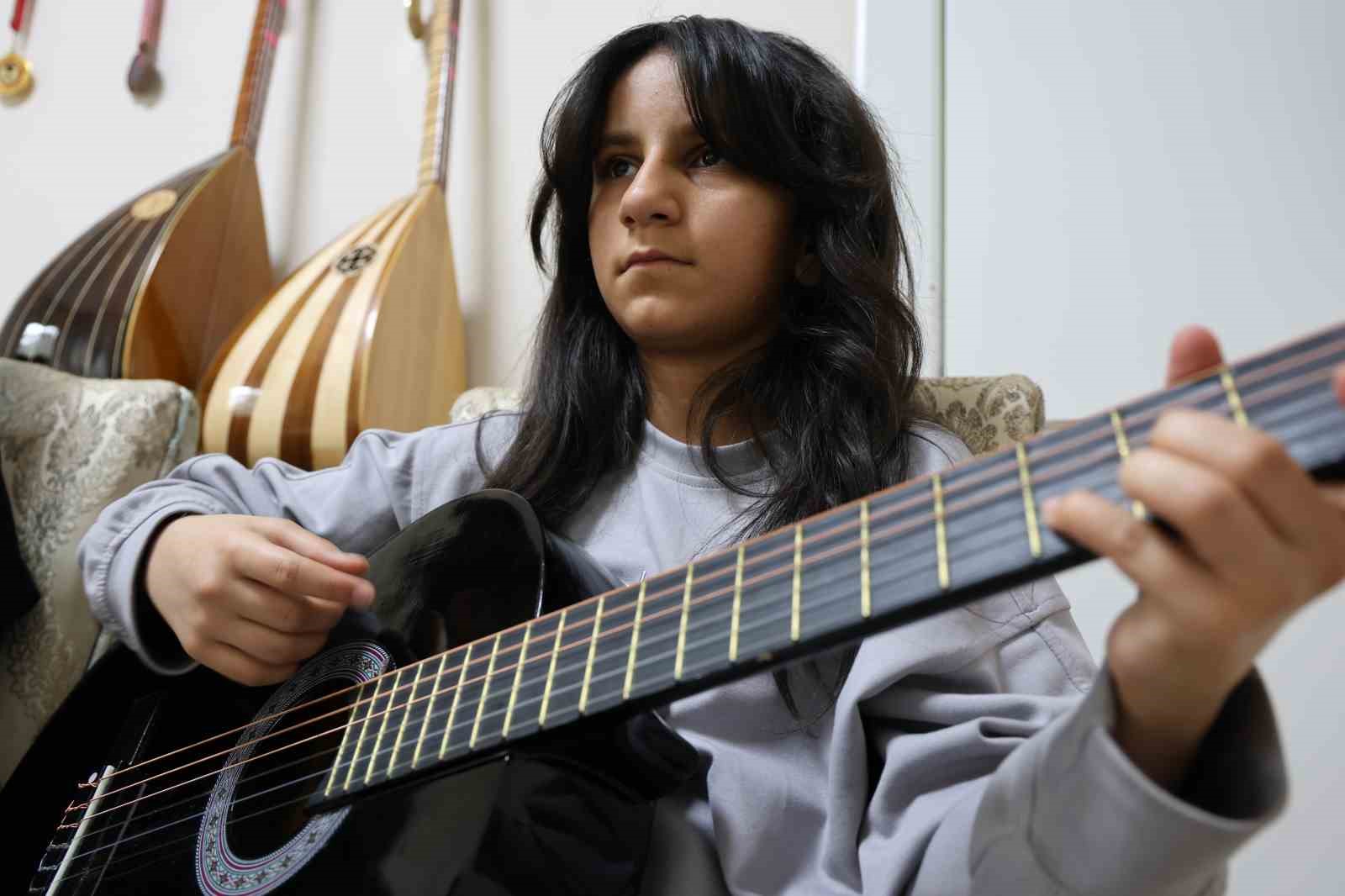 Depremden sonra müziğe sarılan anne çocuklarıyla üç enstrüman çalıyor
