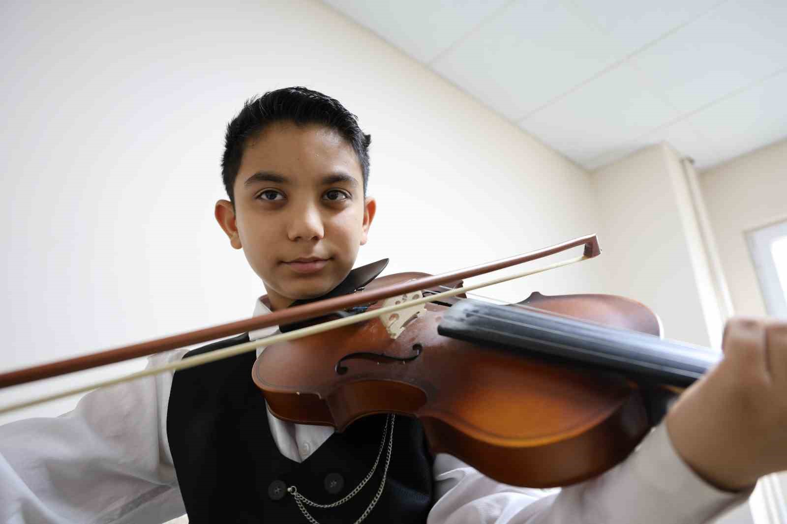 Depremden sonra müziğe sarılan anne çocuklarıyla üç enstrüman çalıyor

