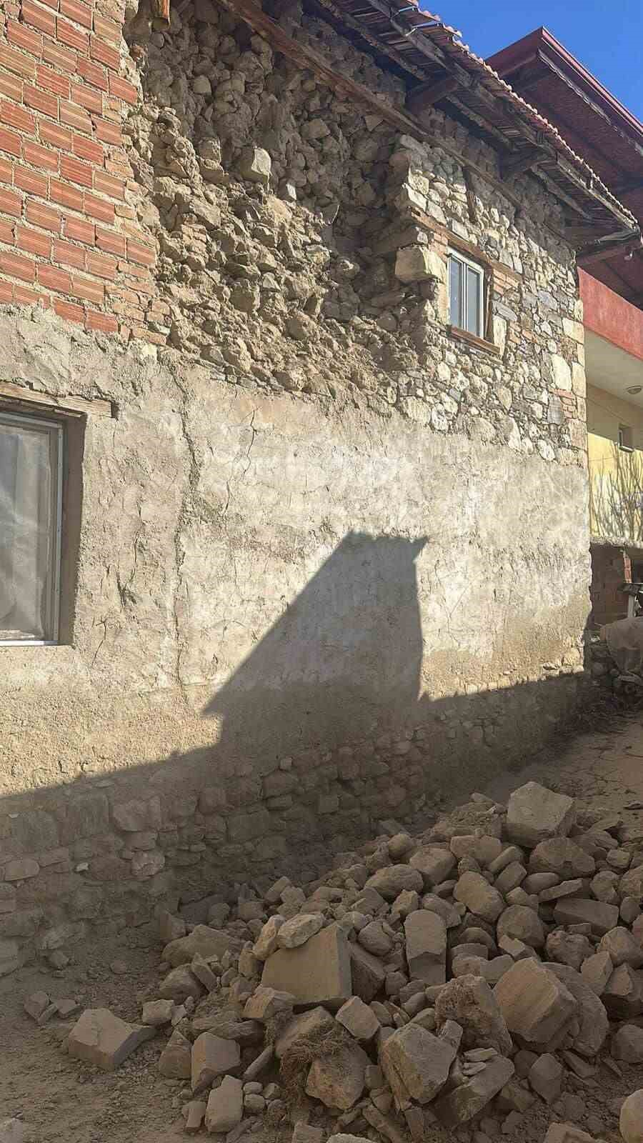 Depreme uyanan kadın dua ederek sarsıntının geçmesini bekledi
