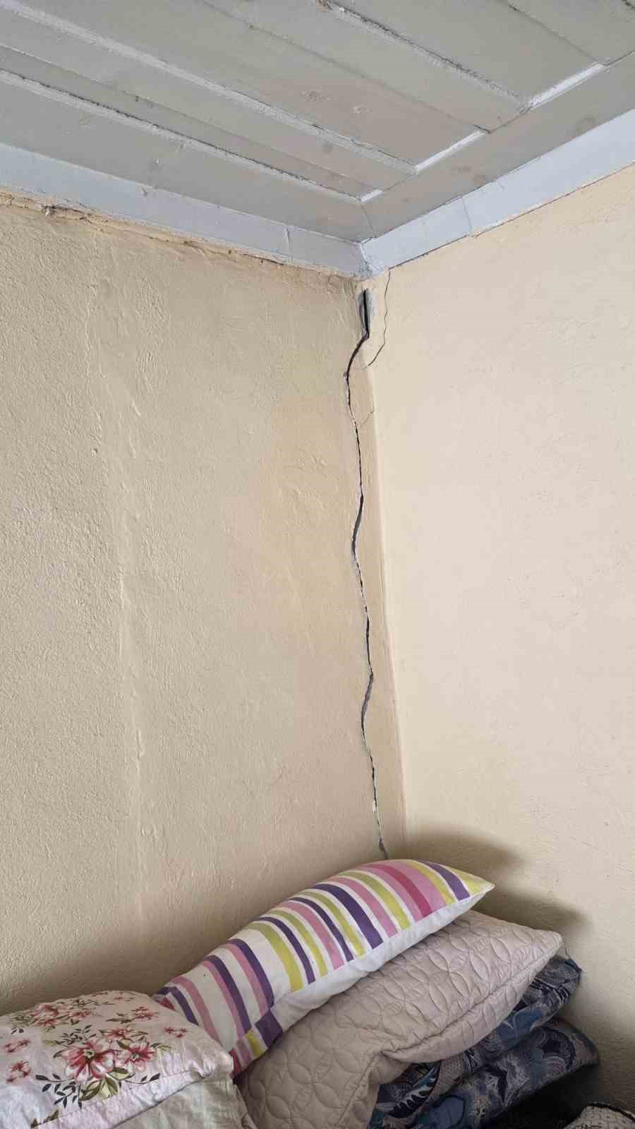 Depreme uyanan kadın dua ederek sarsıntının geçmesini bekledi
