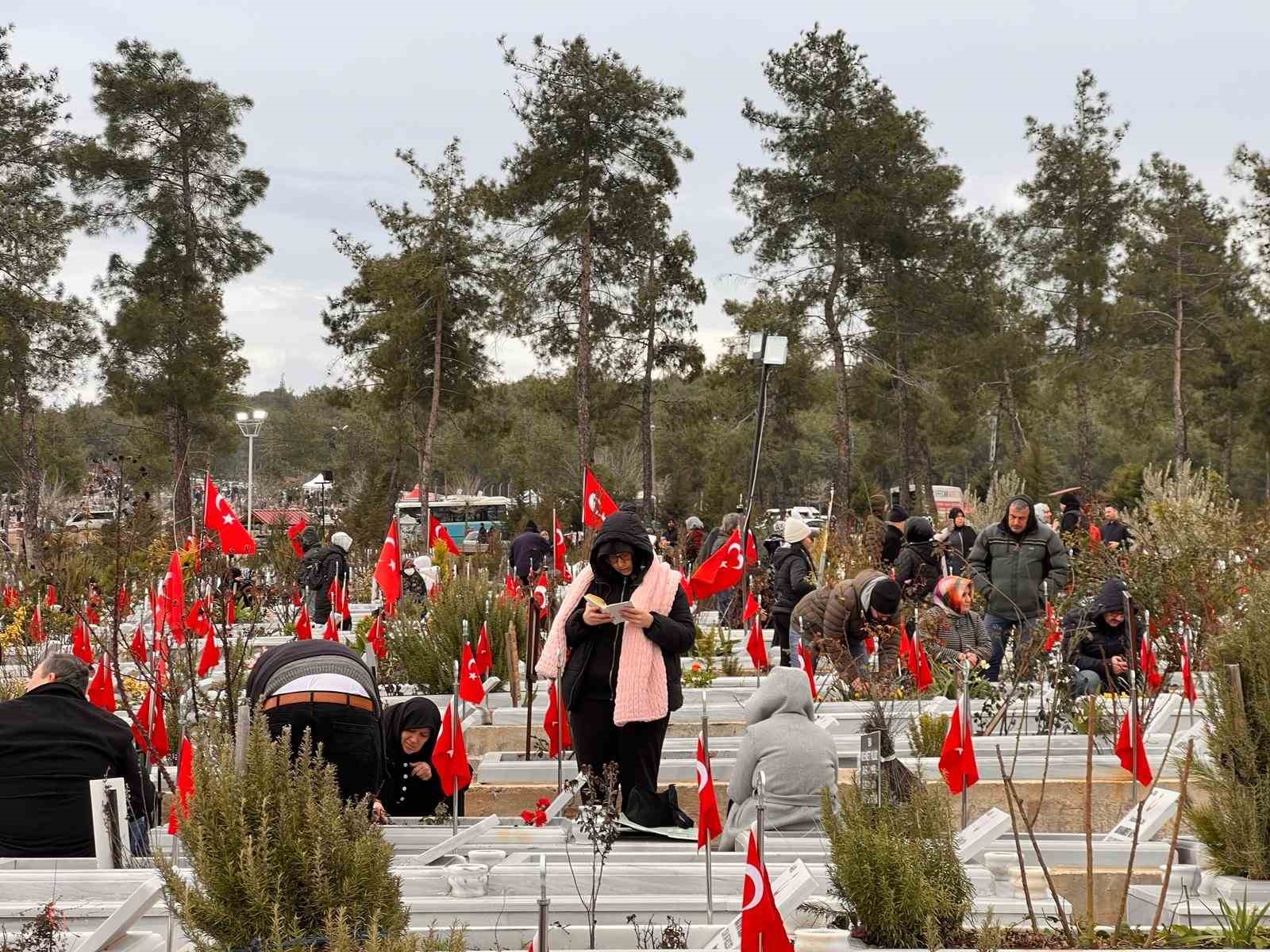 Depremin 3. yıl dönümünde depremzedeler mezarlıkta sabahladı
