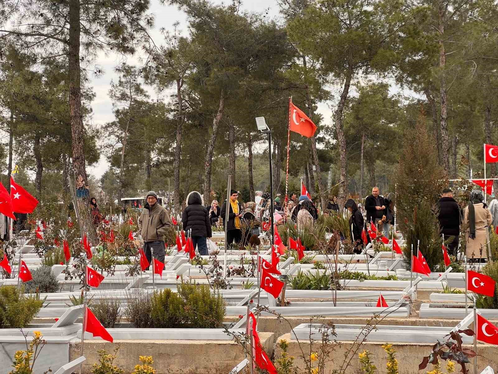 Depremin 3. yıl dönümünde depremzedeler mezarlıkta sabahladı
