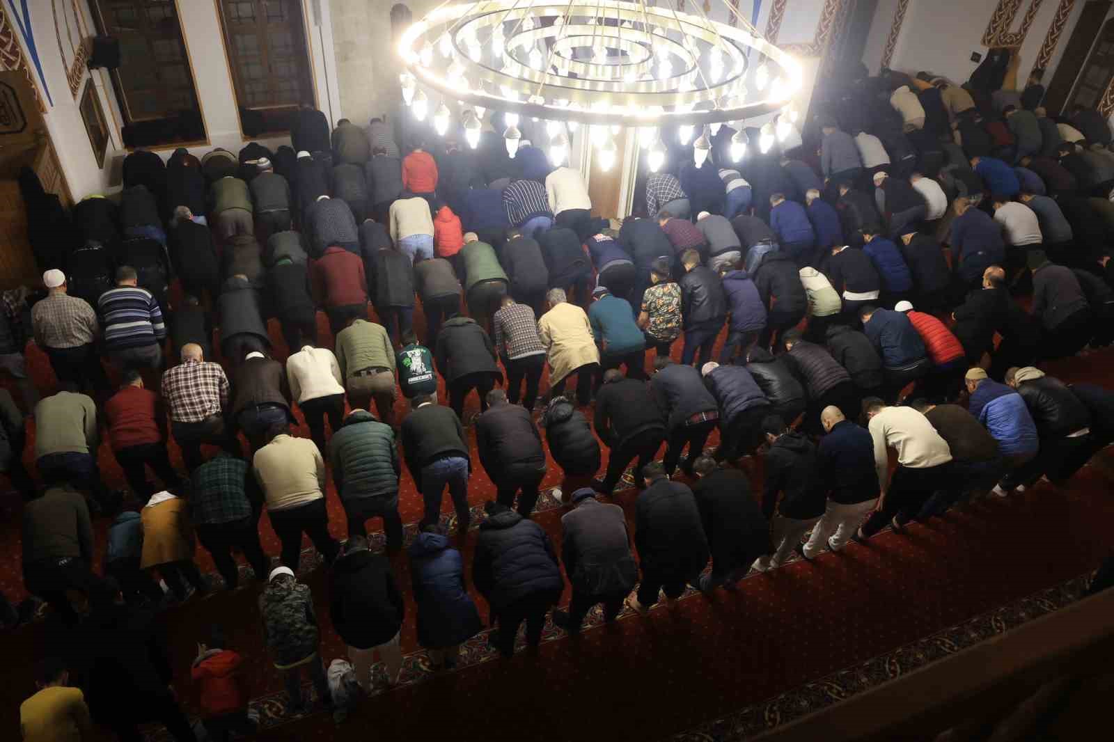 Depremin ardından Habibi Necar Camii’nde ilk teravihi kılındı
