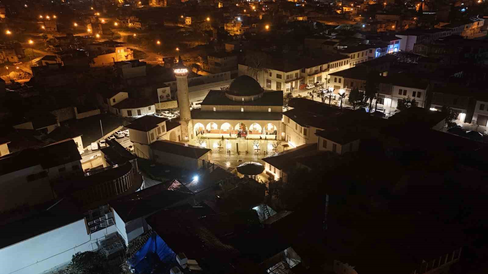 Depremin ardından Habibi Necar Camii’nde ilk teravihi kılındı
