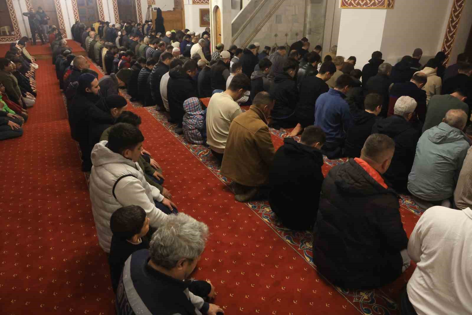 Depremin ardından Habibi Necar Camii’nde ilk teravihi kılındı
