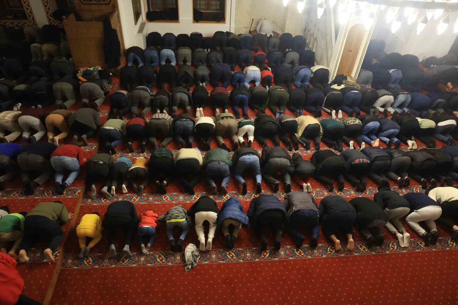 Depremin ardından Habibi Necar Camii’nde ilk teravihi kılındı
