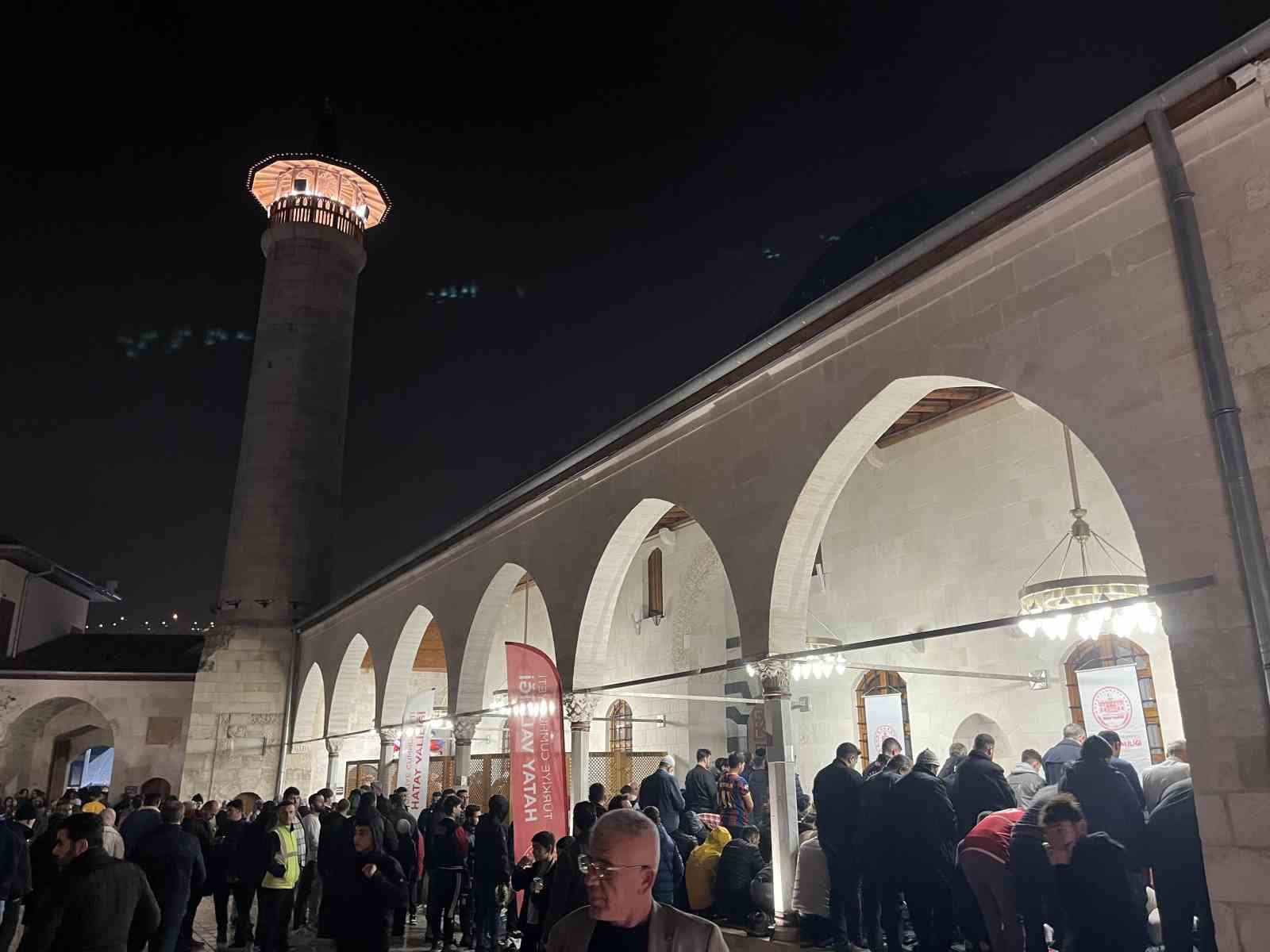 Depremin ardından yeniden inşa edilen Habibi Neccar Camii, Kadir Gecesi’nde vatandaşların akınına uğradı
