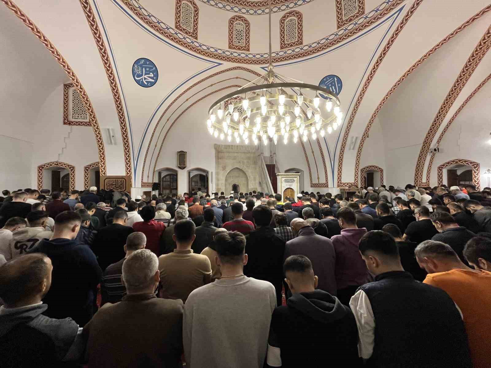 Depremin ardından yeniden inşa edilen Habibi Neccar Camii, Kadir Gecesi’nde vatandaşların akınına uğradı
