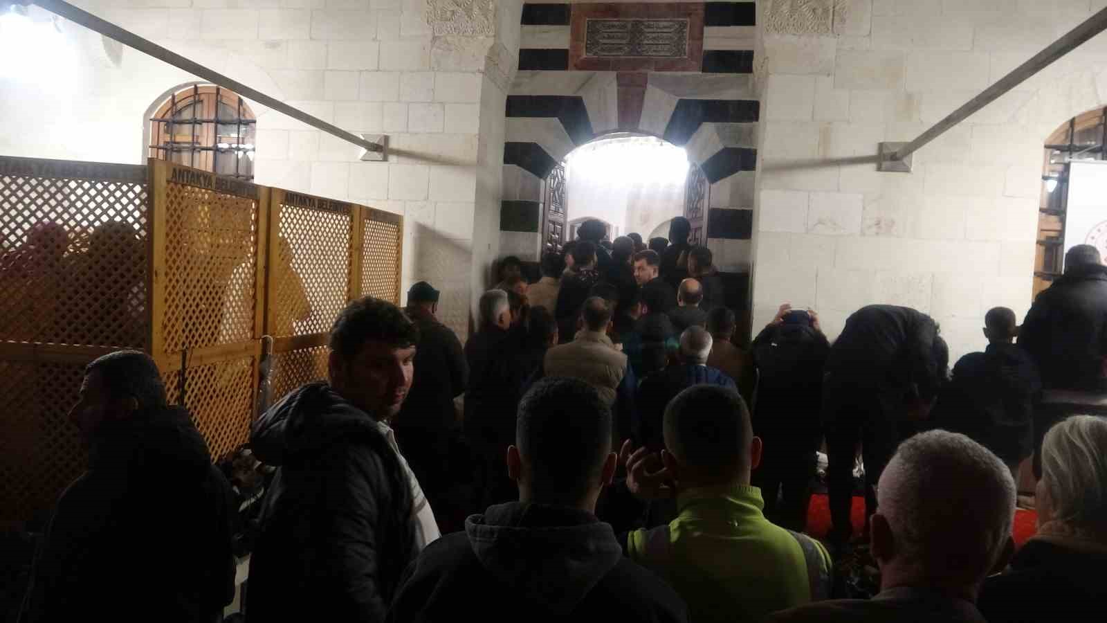 Depremin ardından yeniden inşa edilen Habibi Neccar Camii, Kadir Gecesi’nde vatandaşların akınına uğradı
