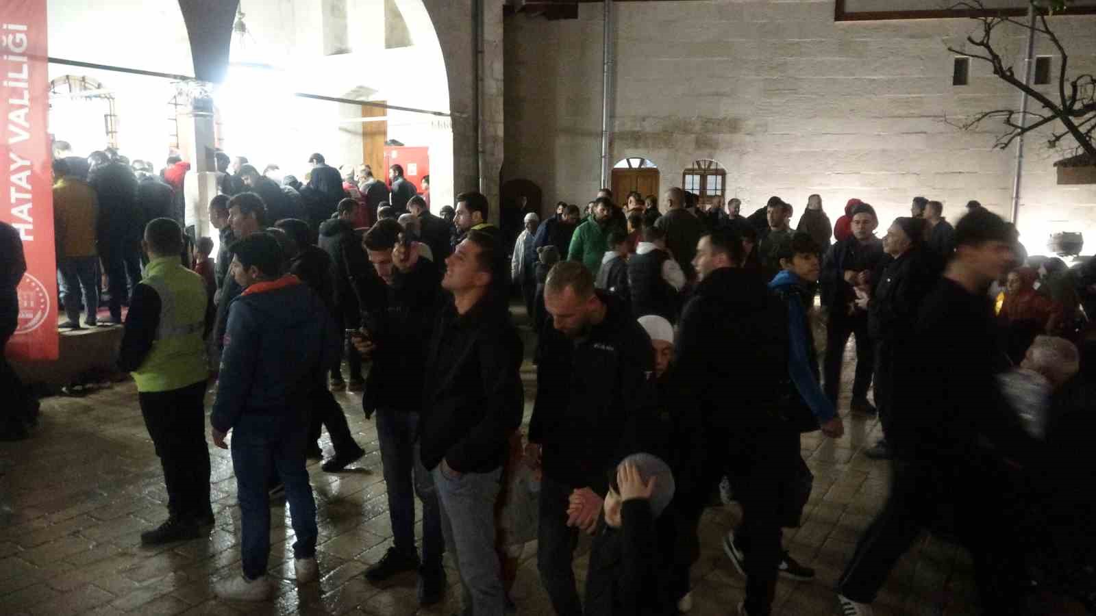 Depremin ardından yeniden inşa edilen Habibi Neccar Camii, Kadir Gecesi’nde vatandaşların akınına uğradı
