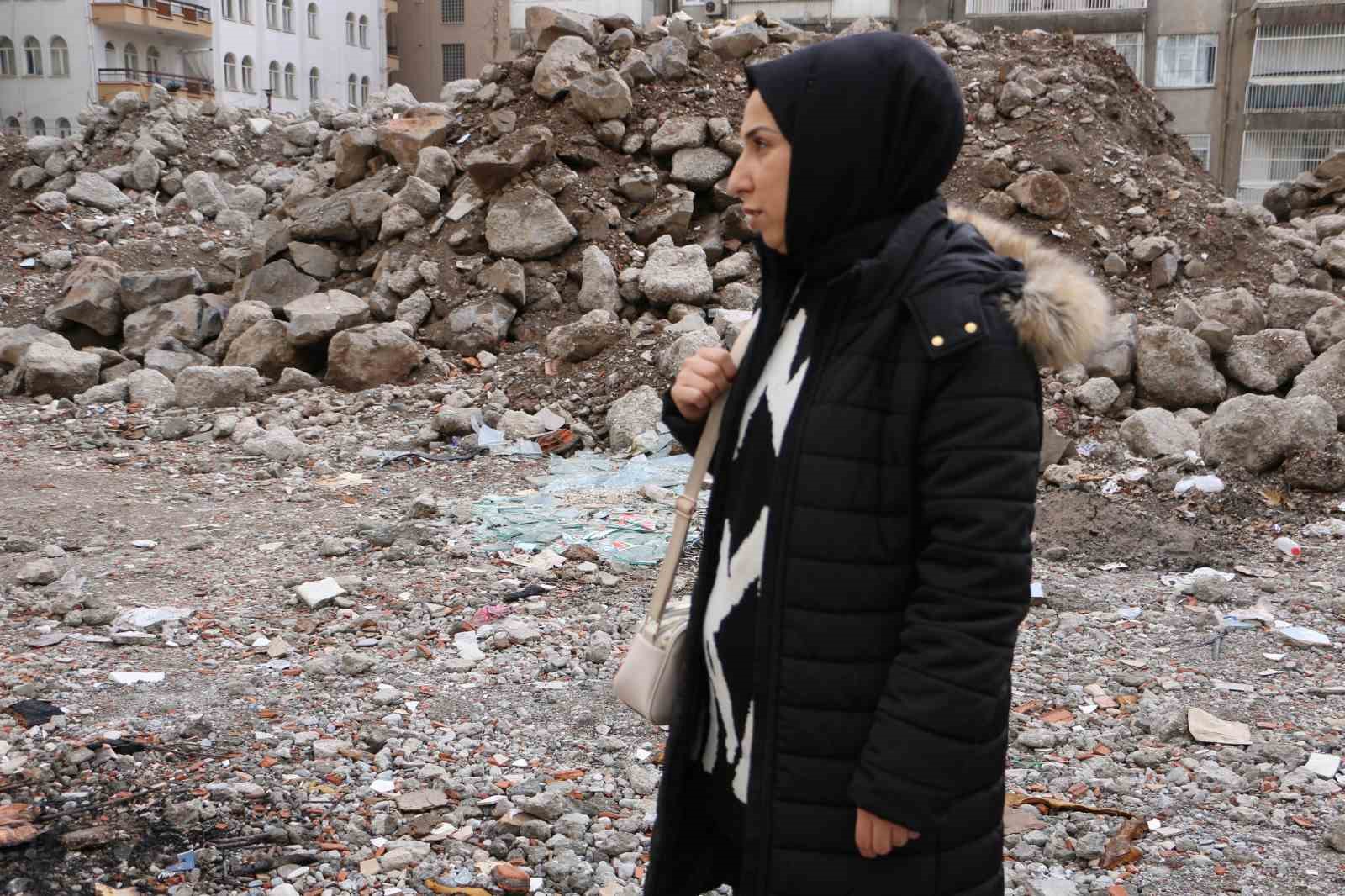 Depremin ilk yarım saatinde annesini kaybetti, 60 saat sonra kendisi kurtarıldı
