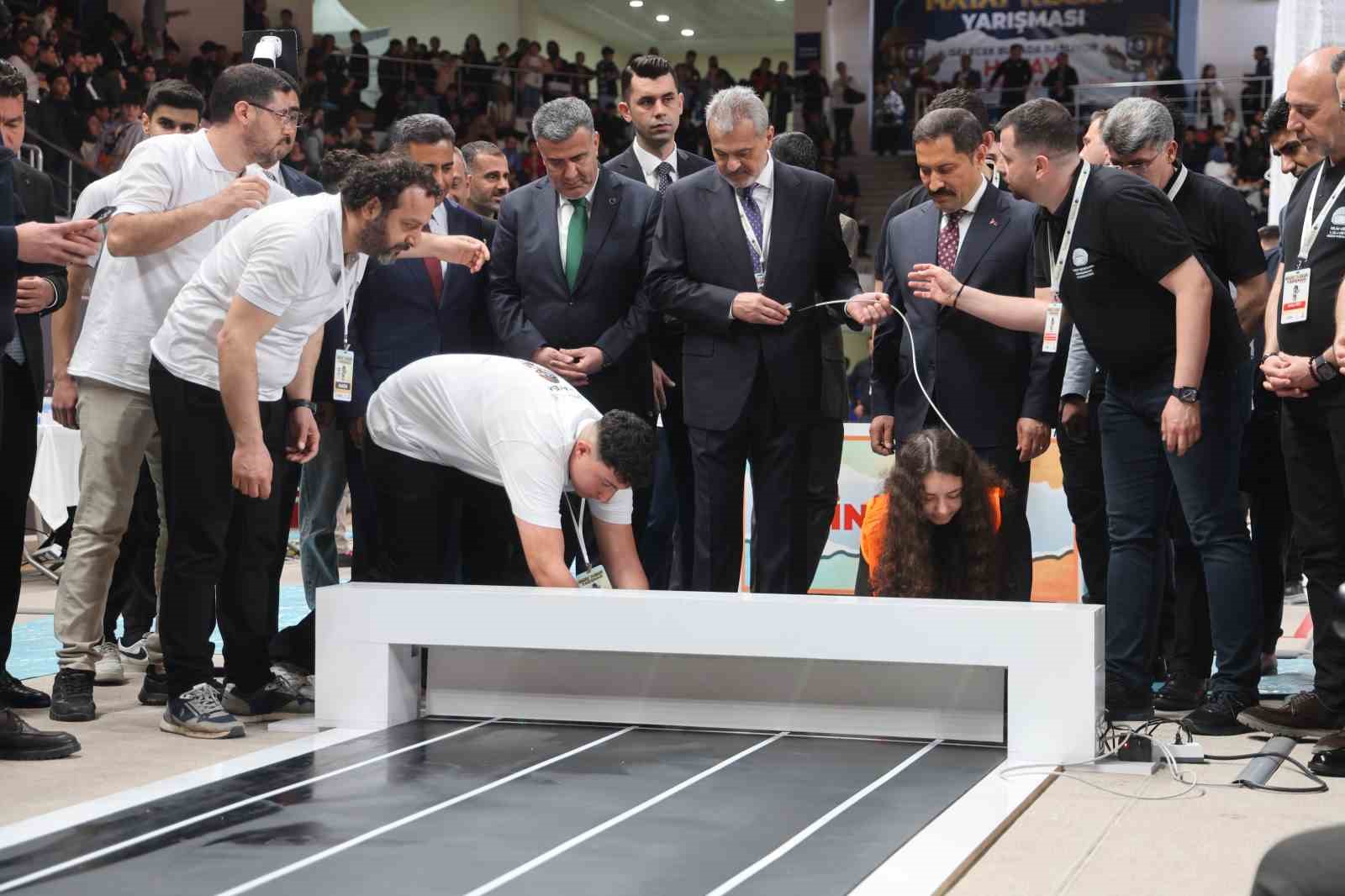 Depremin izlerinin silindiği Hatay’da 4 bin 67 öğretmen ve öğrenci robot yarışmasında yarışacak
