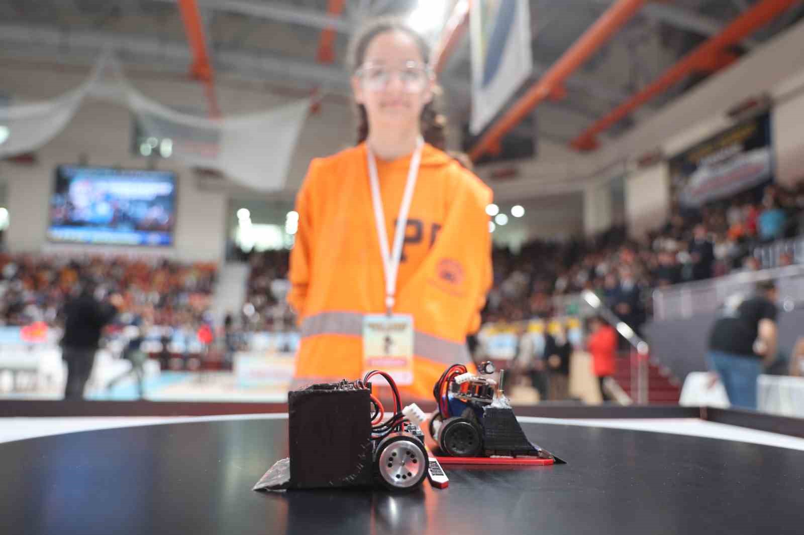 Depremin izlerinin silindiği Hatay’da 4 bin 67 öğretmen ve öğrenci robot yarışmasında yarışacak
