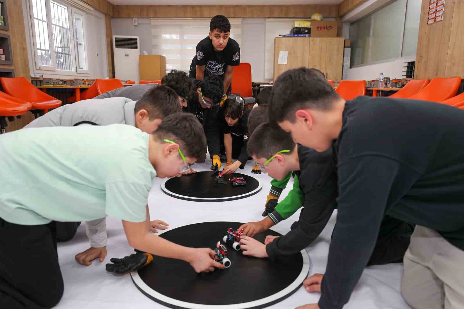 Depremin izlerinin silindiği kentte, 1540 takım, robot yarışmasında derece yapmak için mücadele verecek
