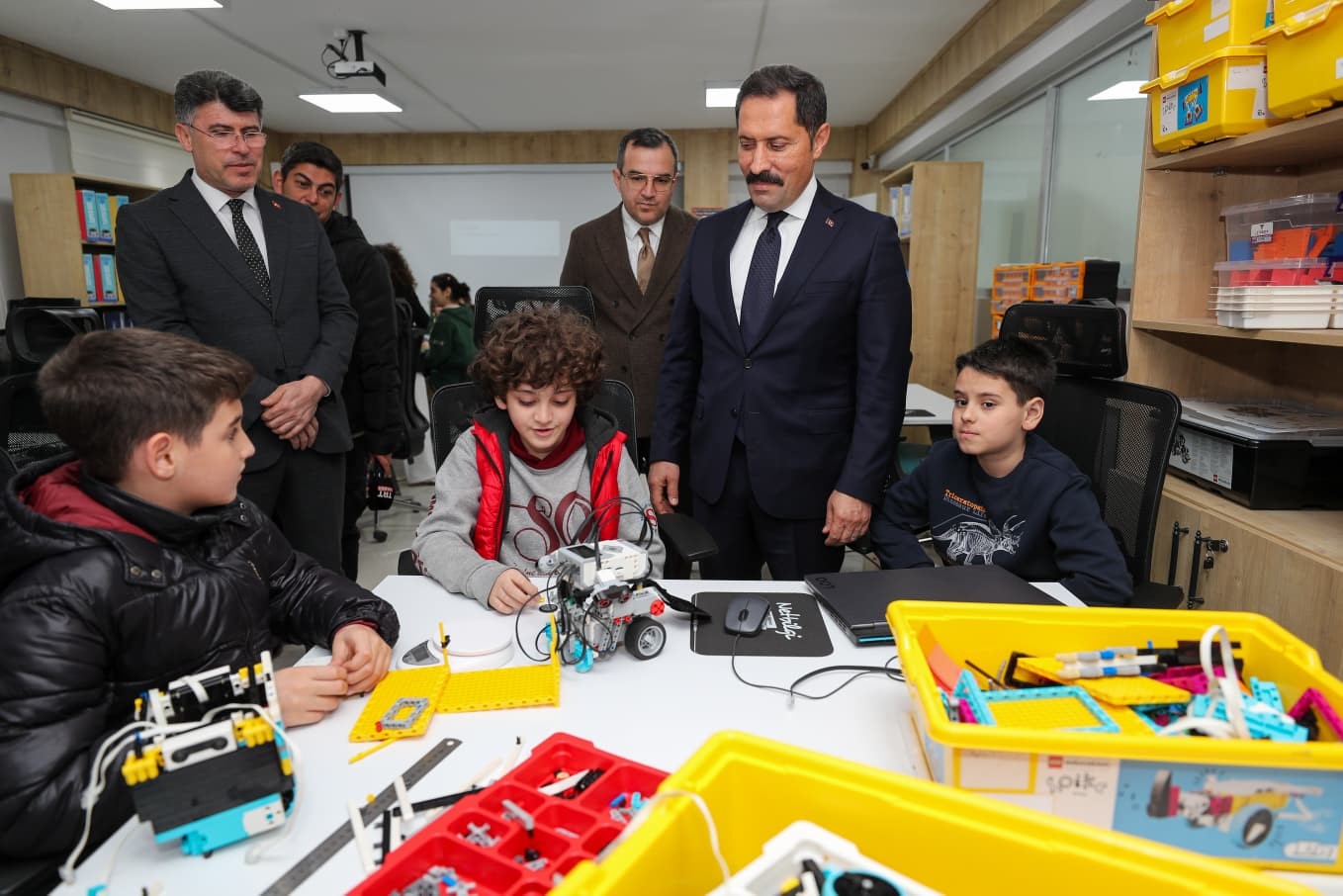 Depremin izlerinin silindiği kentte, 1540 takım, robot yarışmasında derece yapmak için mücadele verecek
