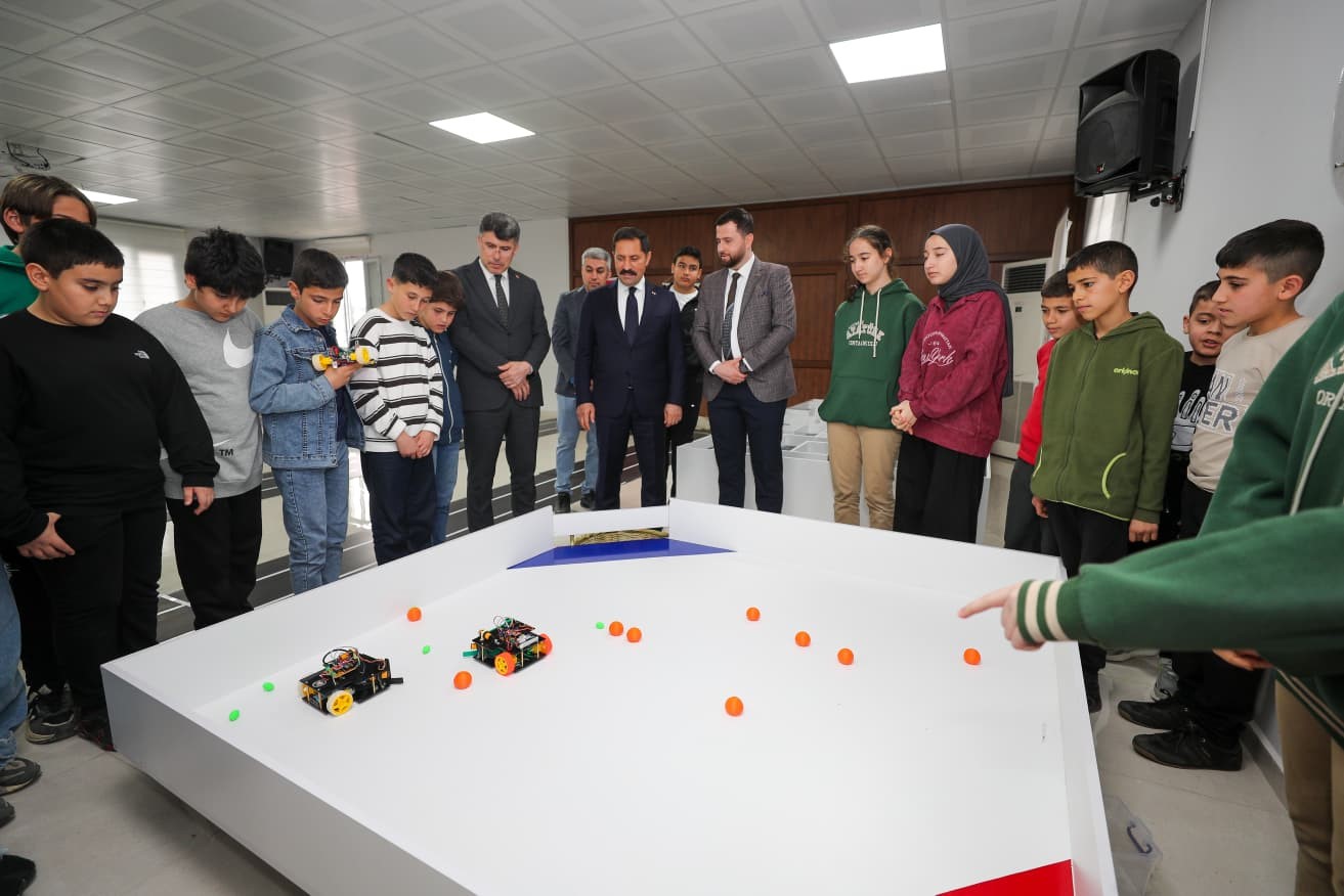 Depremin izlerinin silindiği kentte, 1540 takım, robot yarışmasında derece yapmak için mücadele verecek
