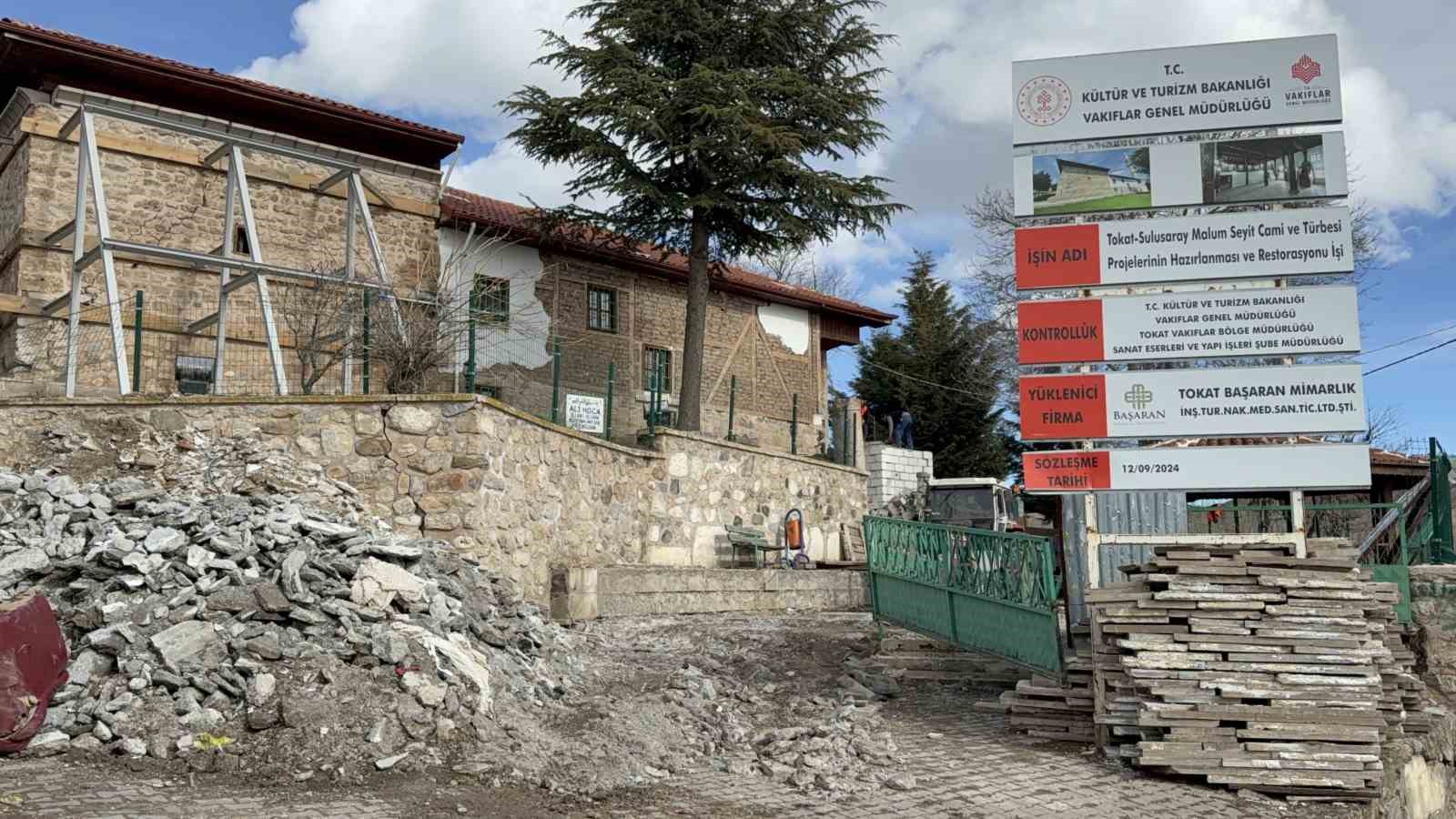 Depremin zarar verdiği 8 asırlık camide restorasyon çalışmaları başladı
