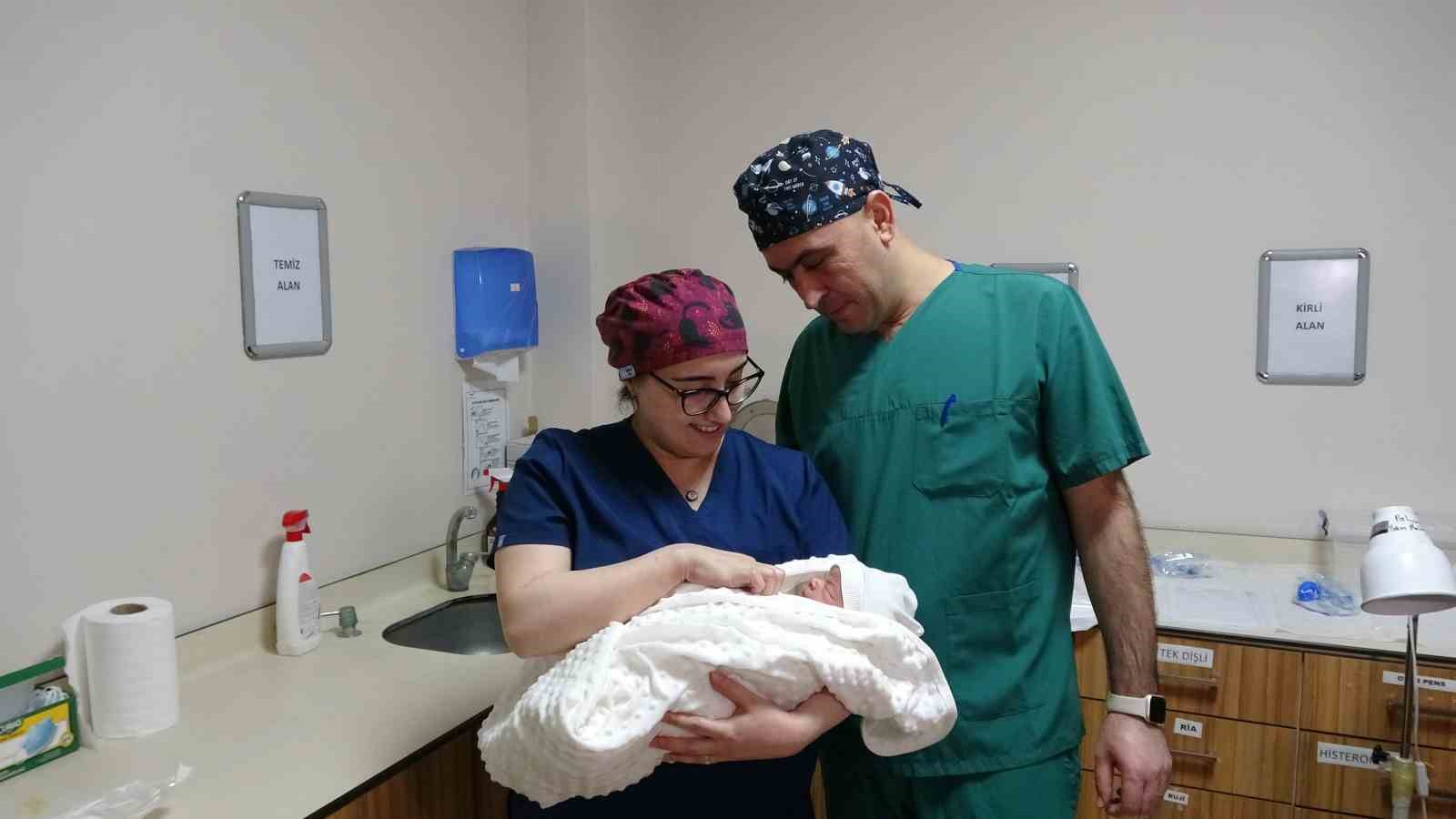 Depremlerde ayakta kalan hastane sağlık üssüne dönüştü
