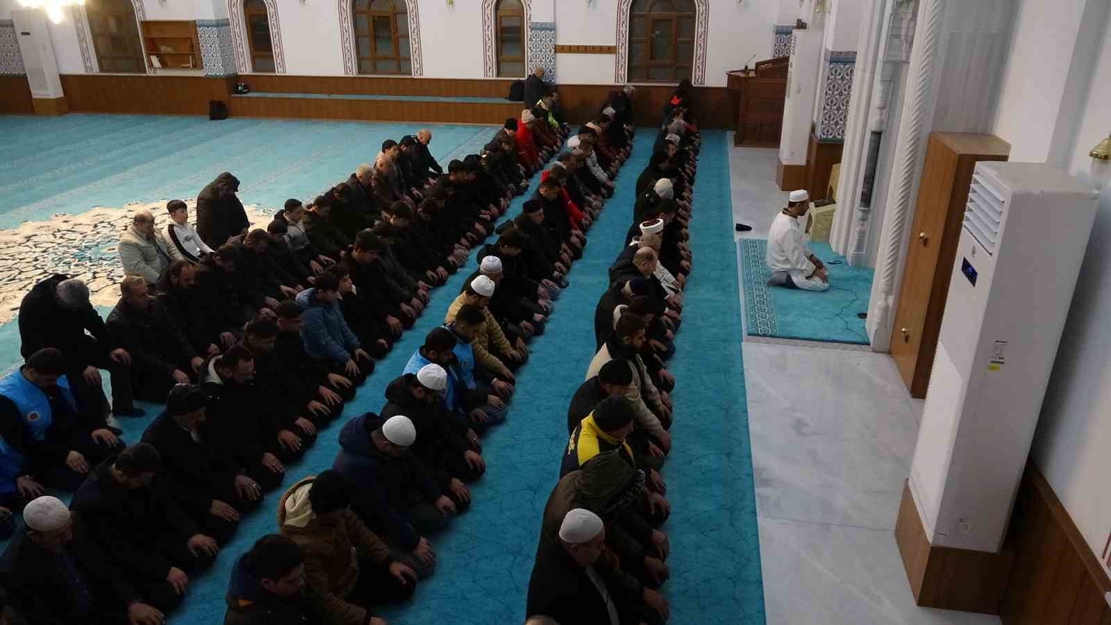 Depremlerin 3’üncü yılında Kilis’te hayatını kaybedenler için dua edildi
