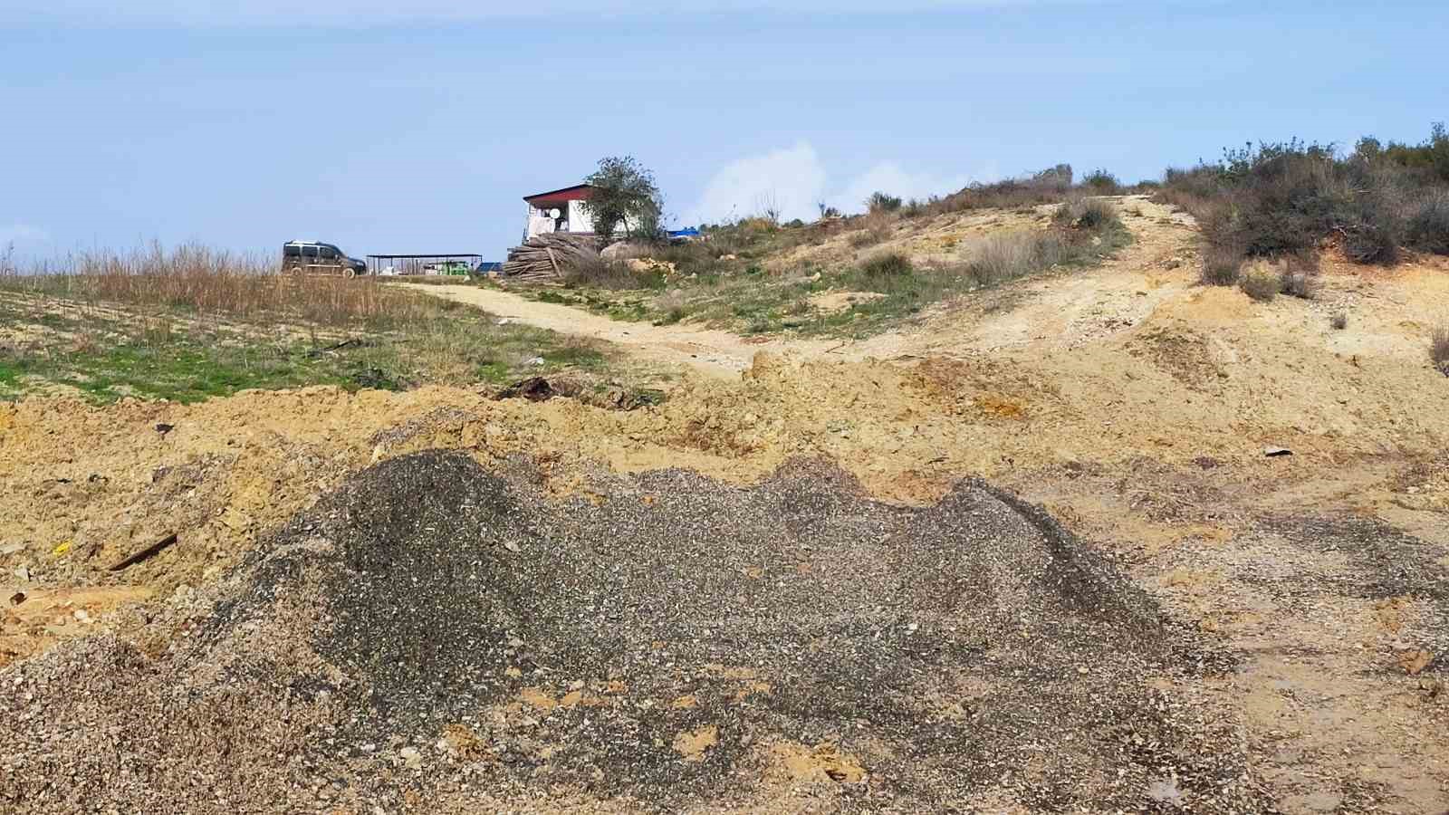 Depremzede aile evine giden tek yol kazılınca mağdur oldu
