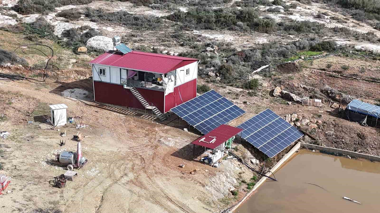 Depremzede aile evine giden tek yol kazılınca mağdur oldu
