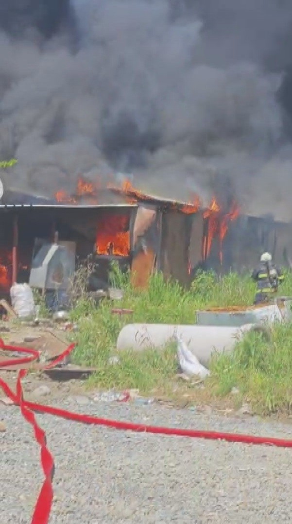 Depremzede ailenin yaşadığı 2 konteyner alevlere teslim oldu
