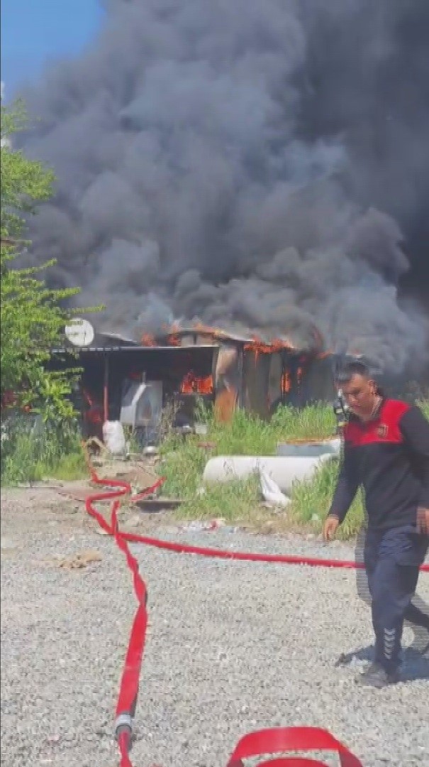 Depremzede ailenin yaşadığı 2 konteyner alevlere teslim oldu
