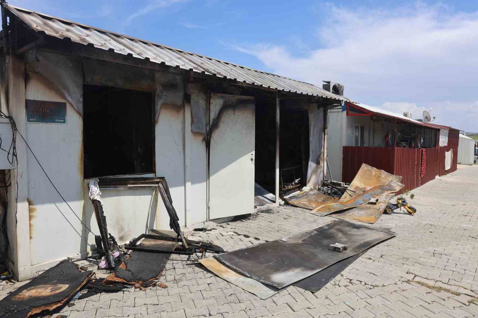 Depremzede ailenin yaşadığı konteyner alevlere teslim oldu
