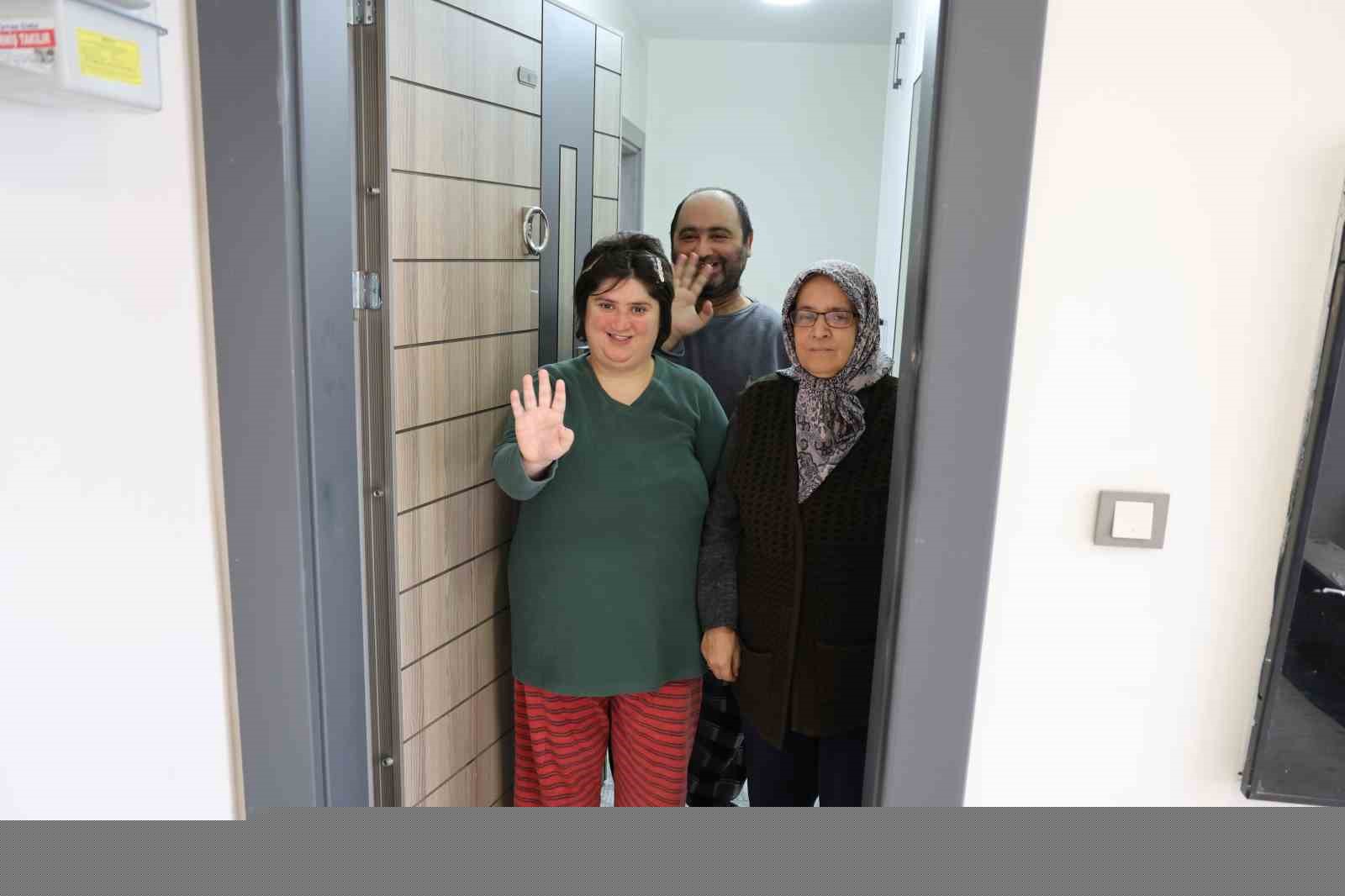 Depremzede anne iki down sendromlu çocuğuyla yeni evine kavuştu
