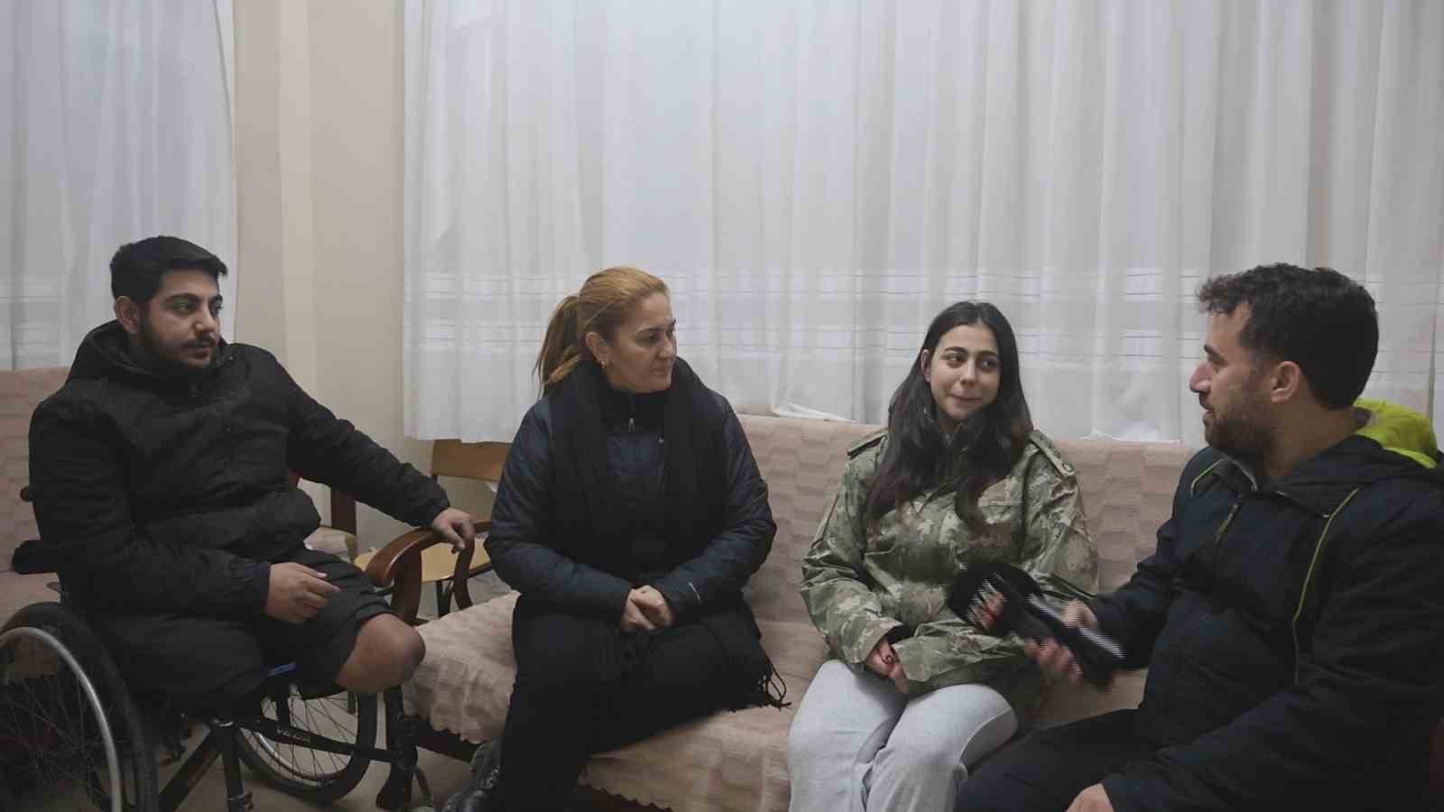 Depremzede Beliz’in, kendisine üşümesin diye montunu veren albayla görüşmesinde duygusal anlar yaşandı
