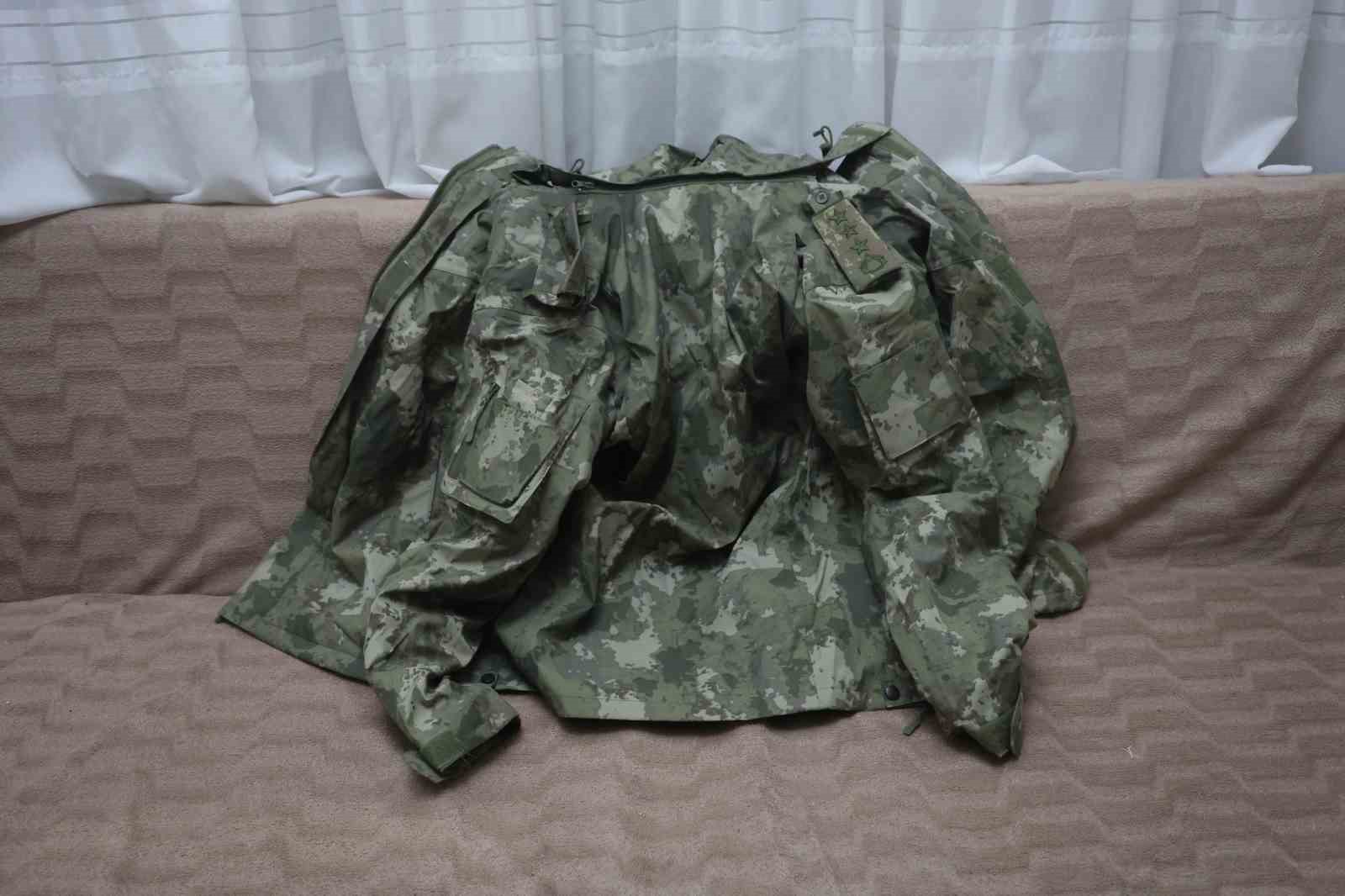 Depremzede Beliz’in, kendisine üşümesin diye montunu veren albayla görüşmesinde duygusal anlar yaşandı
