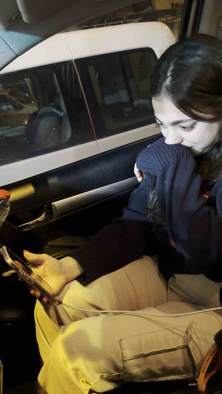 Depremzede Beliz’in, kendisine üşümesin diye montunu veren albayla görüşmesinde duygusal anlar yaşandı
