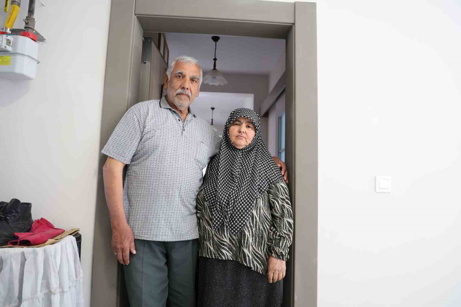 Depremzede çiftin yeni evlerinde ilk bayram heyecanı
