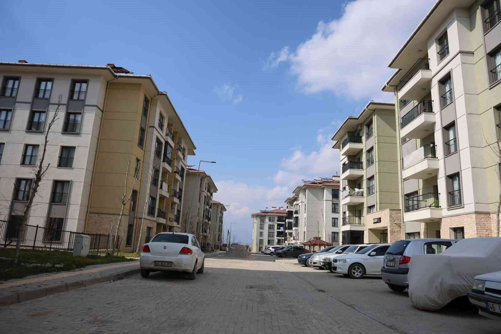 Depremzede çiftin yeni evlerinde ilk bayram heyecanı
