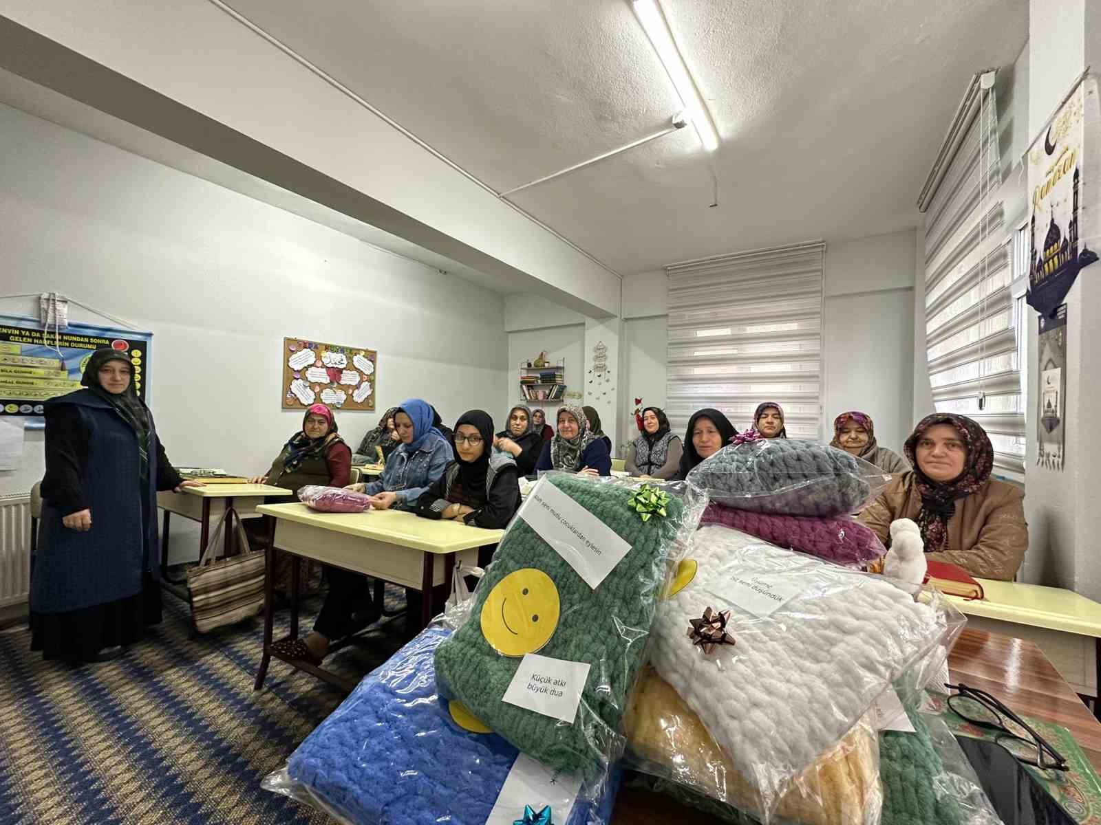 Depremzede çocuklara atkı ve bere ördüler
