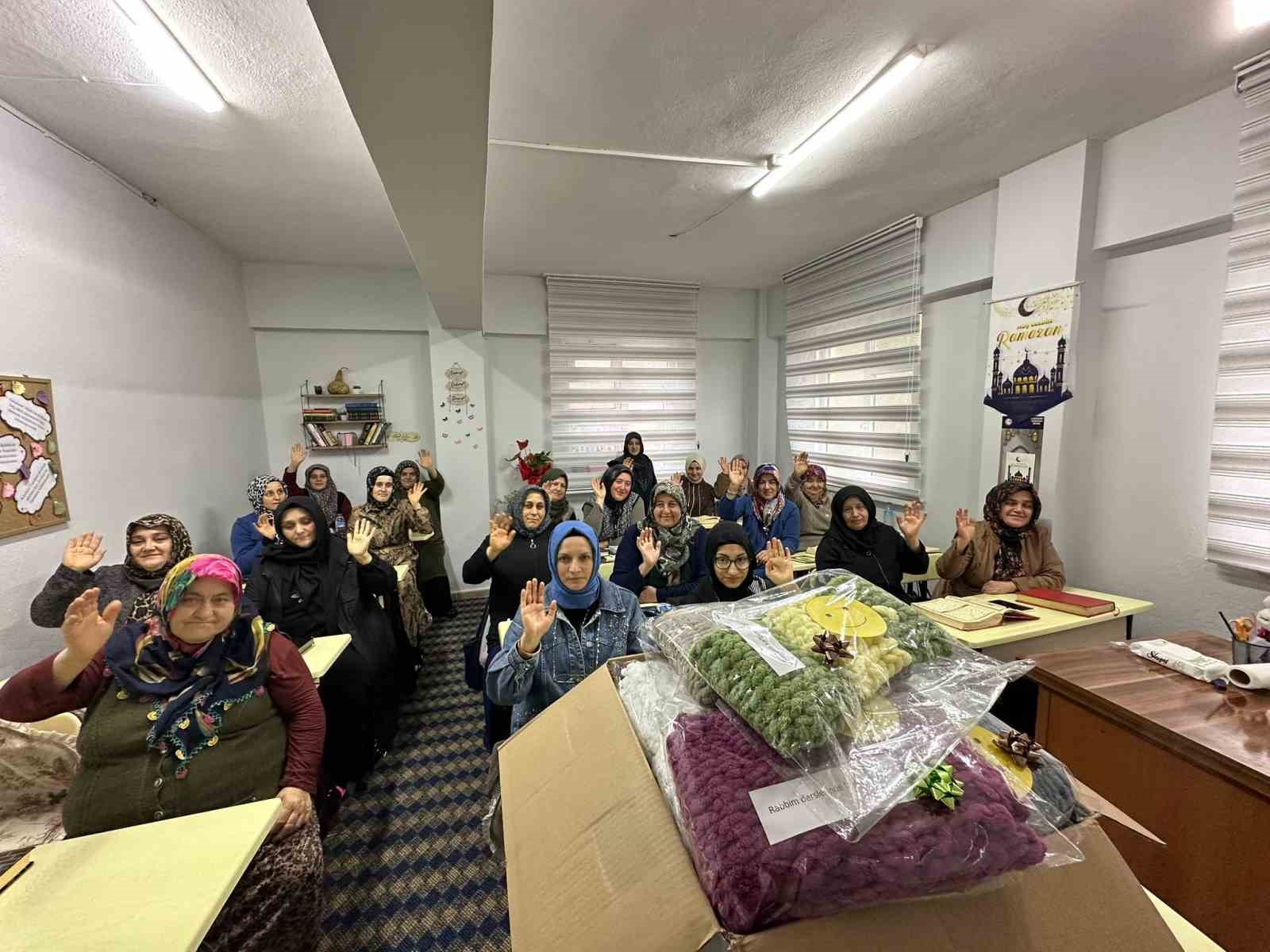 Depremzede çocuklara atkı ve bere ördüler
