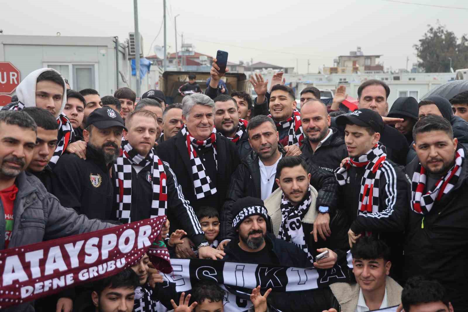 Depremzede çocukların yüzü Beşiktaş’ın hediyeleriyle güldü
