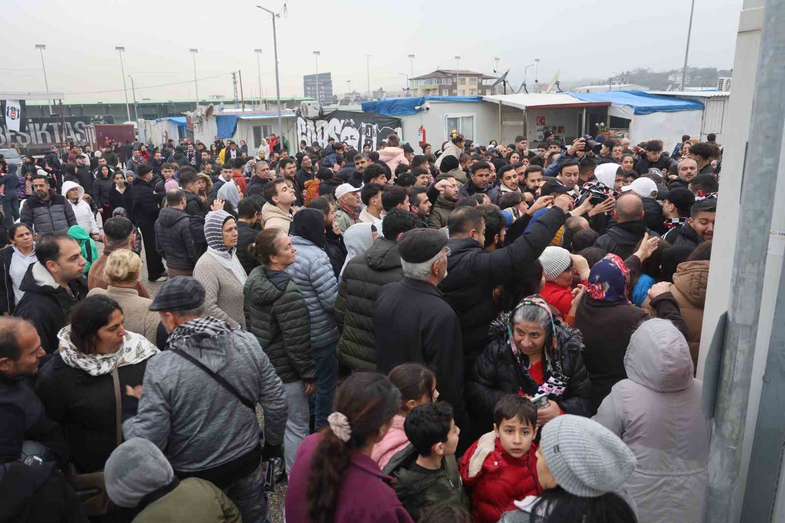 Depremzede çocukların yüzü Beşiktaş’ın hediyeleriyle güldü
