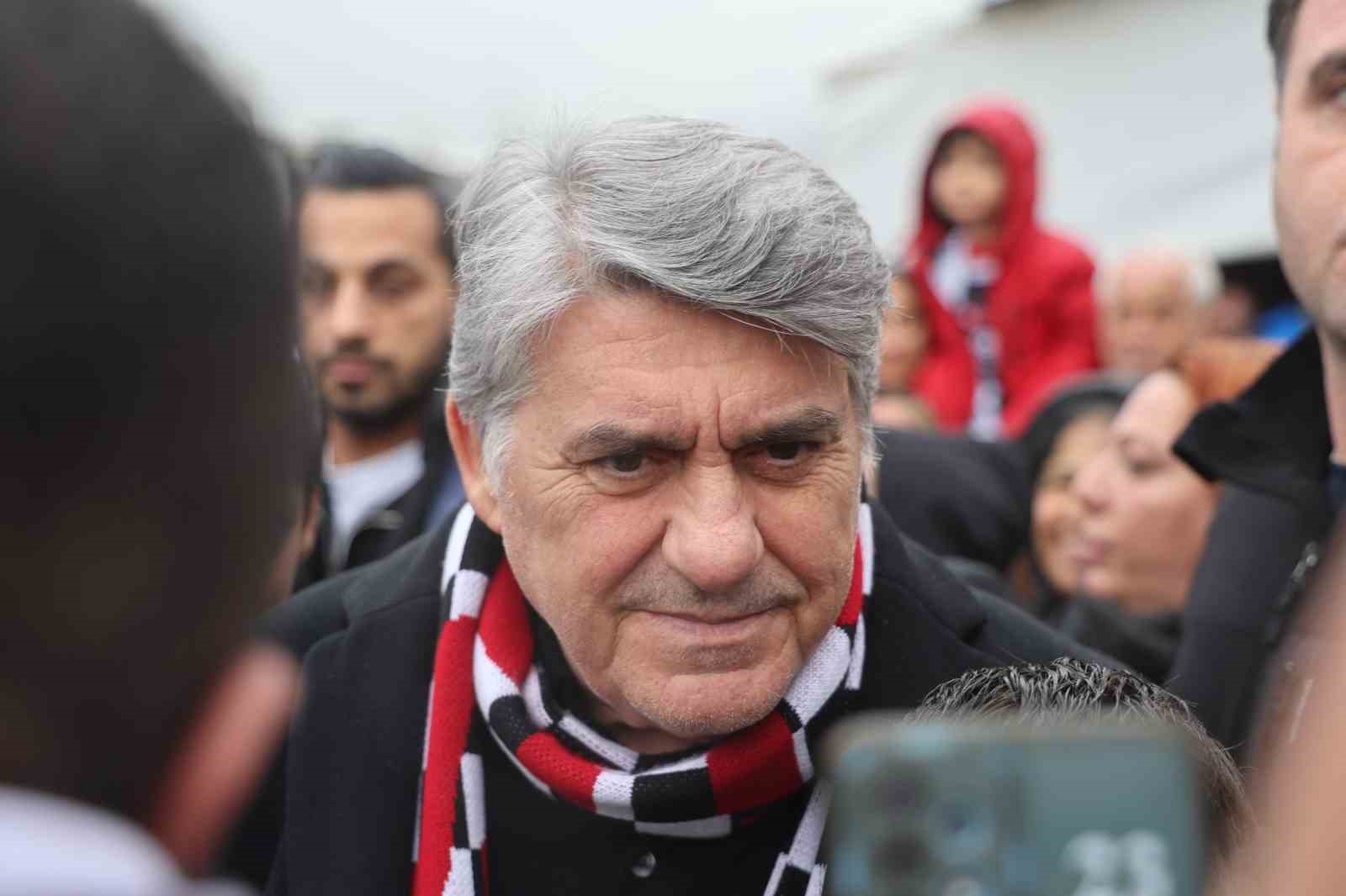 Depremzede çocukların yüzü Beşiktaş’ın hediyeleriyle güldü
