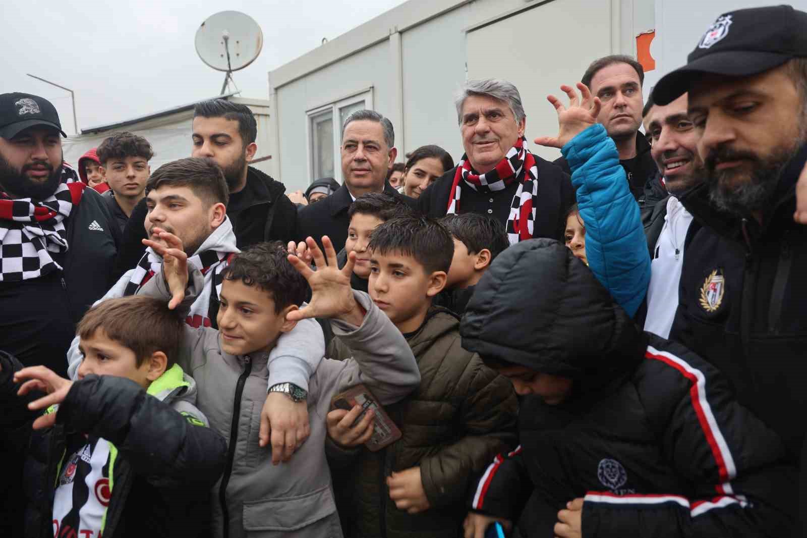 Depremzede çocukların yüzü Beşiktaş’ın hediyeleriyle güldü
