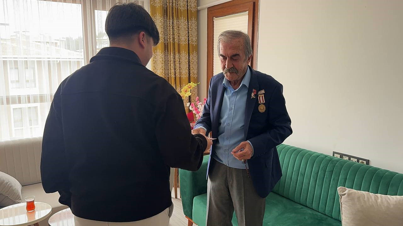 Depremzede Eroğlu ailesi yeni evlerinde ilk bayram sevincini yaşadı
Depremzede Eroğlu ailesi yeni evlerinde ilk bayram sevincini yaşadı