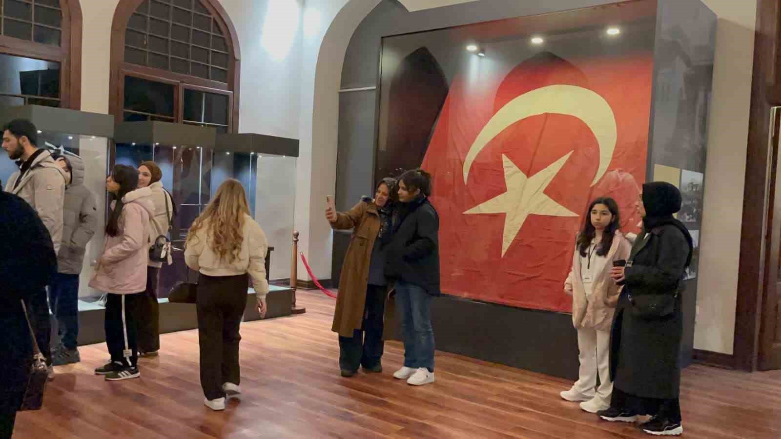 Depremzede gençlerin tarih dolu Ankara yolculuğu
