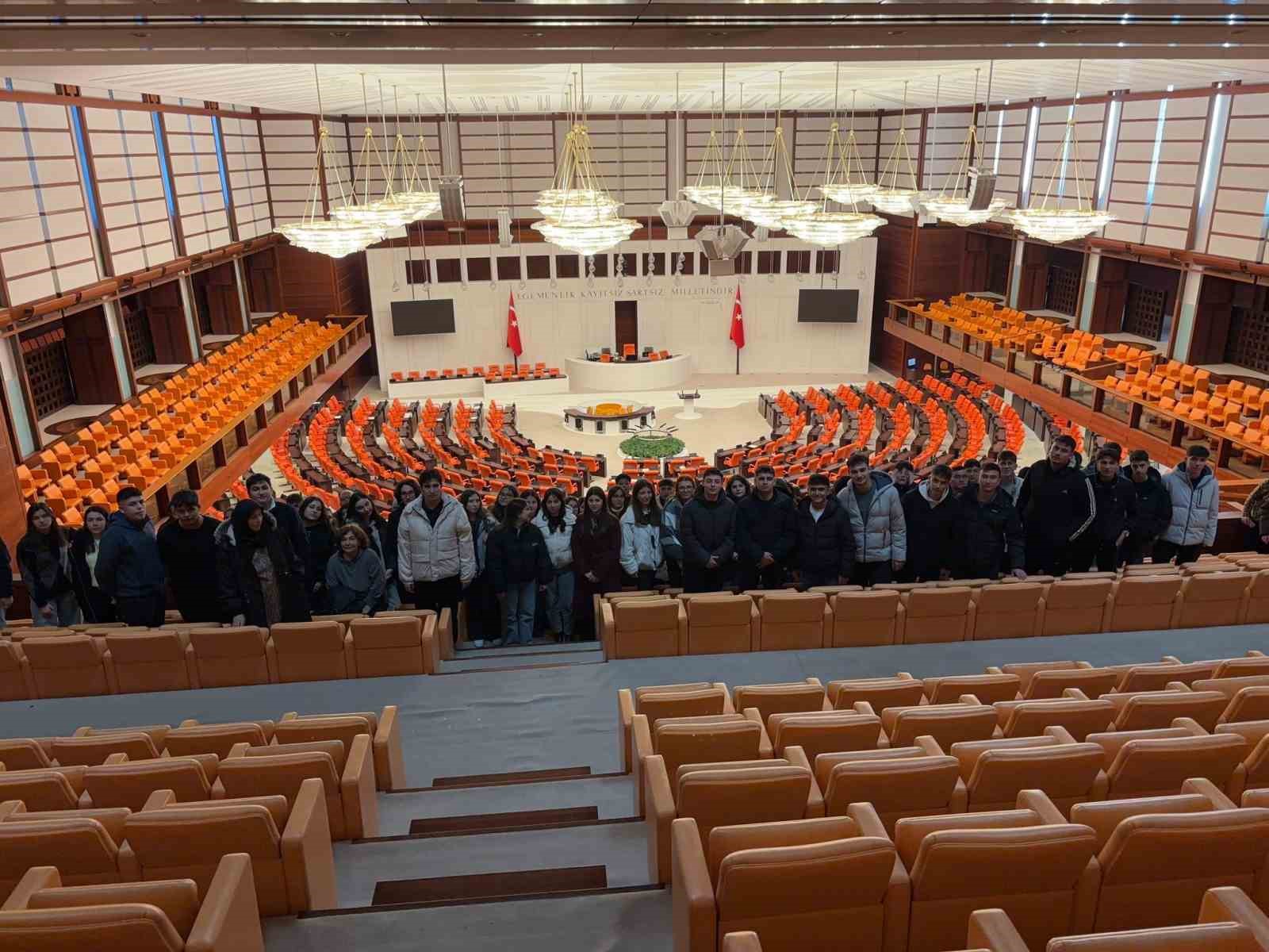 Depremzede gençlerin tarih dolu Ankara yolculuğu
